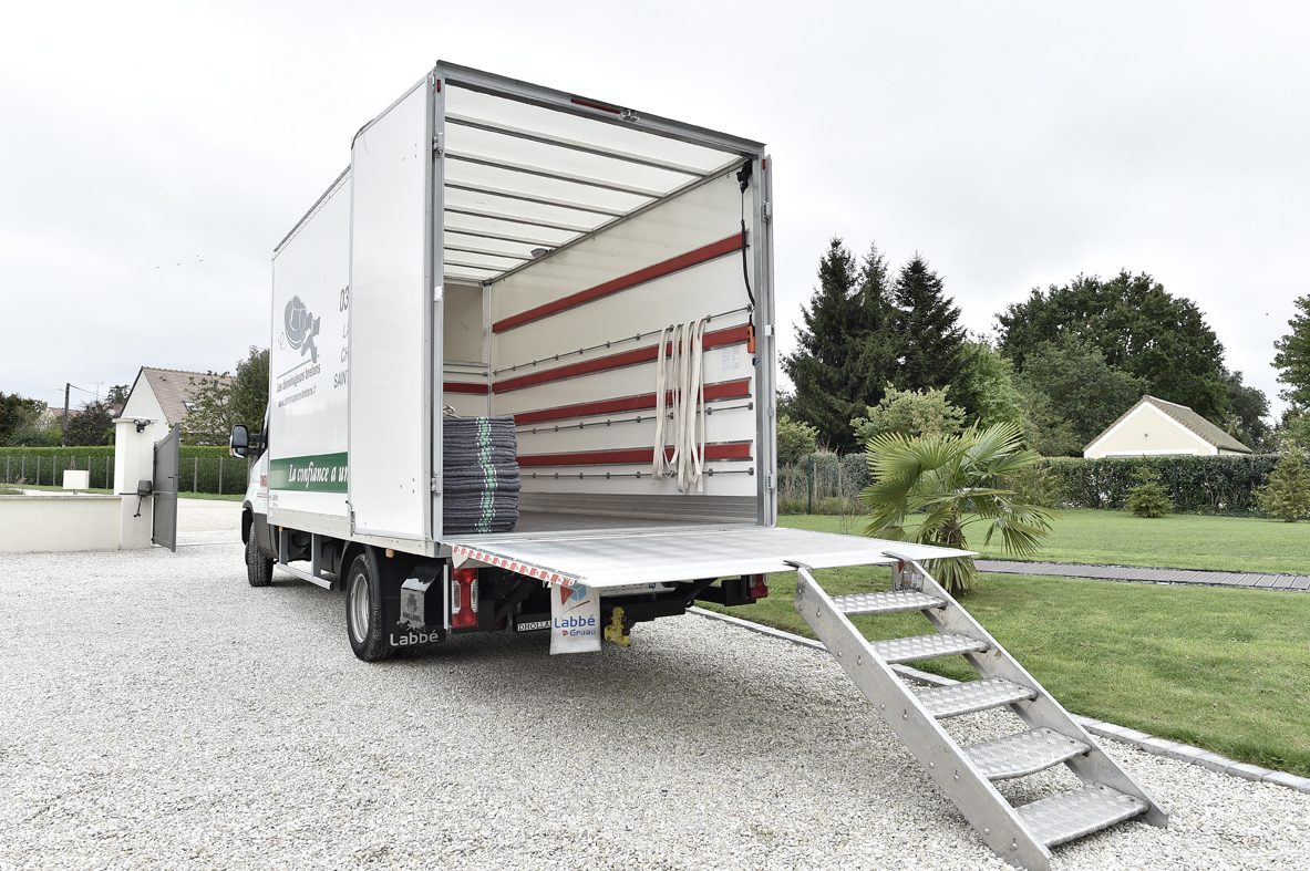 Camion de d&eacute;m&eacute;nagement hayon ouvert, pr&ecirc;t au chargement
