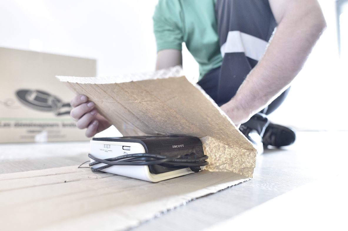 Emballage soign&eacute; d&rsquo;un objet fragile dans du papier bulles